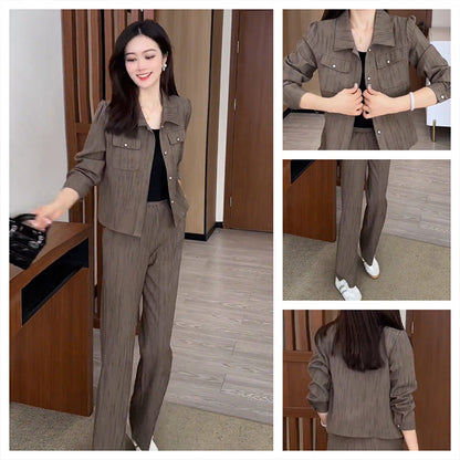 Eleganter strukturierter Anzug – kurze Jacke und Hose mit weitem Bein