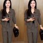 Eleganter strukturierter Anzug – kurze Jacke und Hose mit weitem Bein