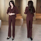 Eleganter strukturierter Anzug – kurze Jacke und Hose mit weitem Bein