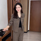 Eleganter strukturierter Anzug – kurze Jacke und Hose mit weitem Bein
